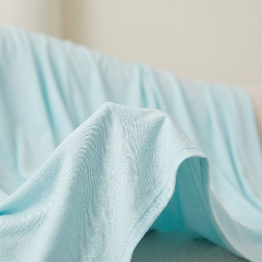 Cool-touch bed blanket Wisp – detail