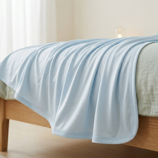 Cool-touch bed blanket Hush – detail