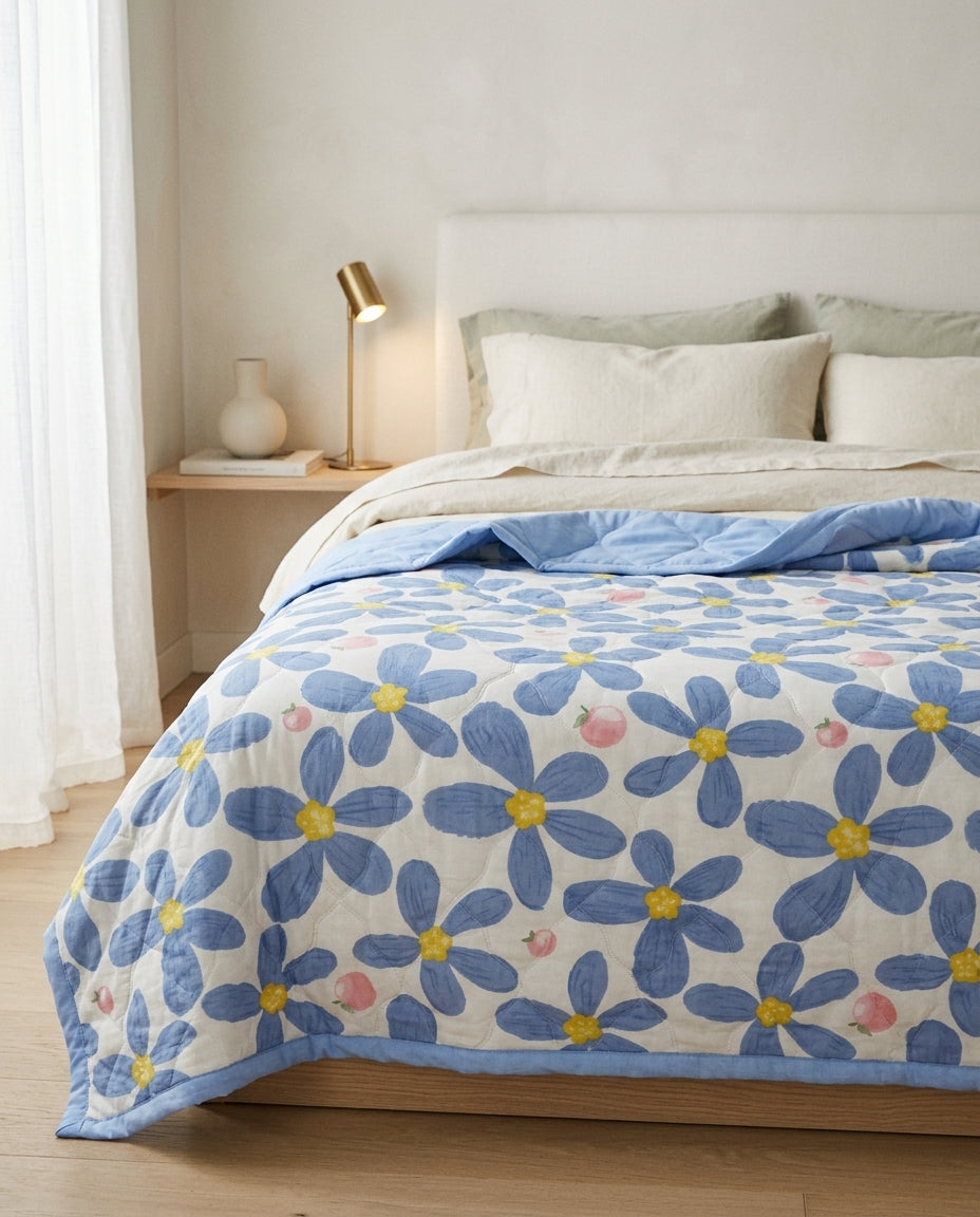 Flower-print summer quilt Bloom – bed