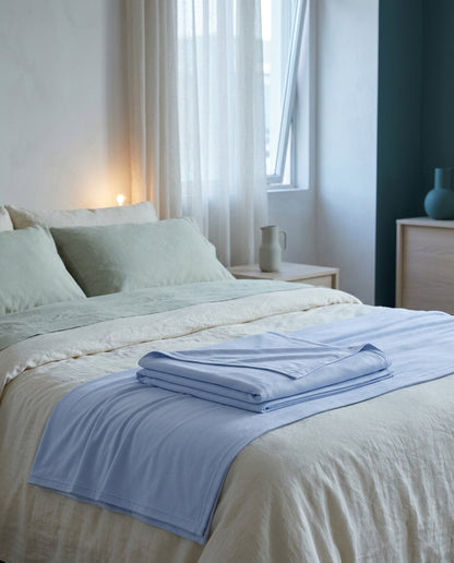 Lightweight cool-touch blanket Halo – bed