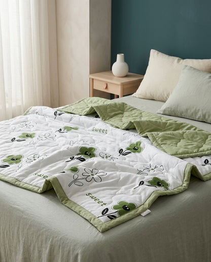 Washed-finish printed summer quilt Ember – drape