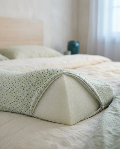 Still Point contour pillow – detail