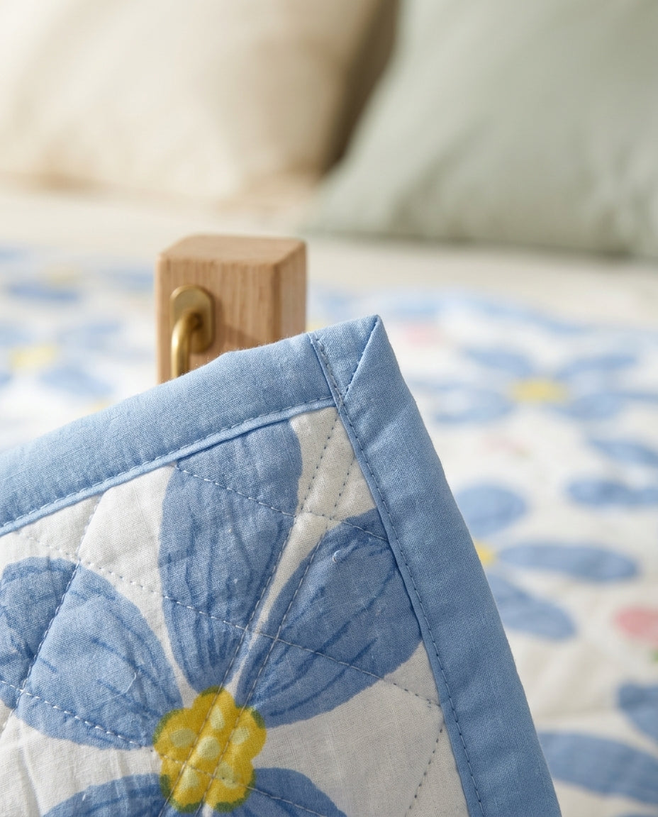 Flower-print summer quilt Bloom – detail
